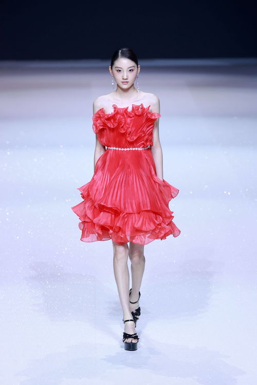 插畫幻鏡 蔡彪在京時裝發布，以筆觸為線，織就流動的霓裳詩篇